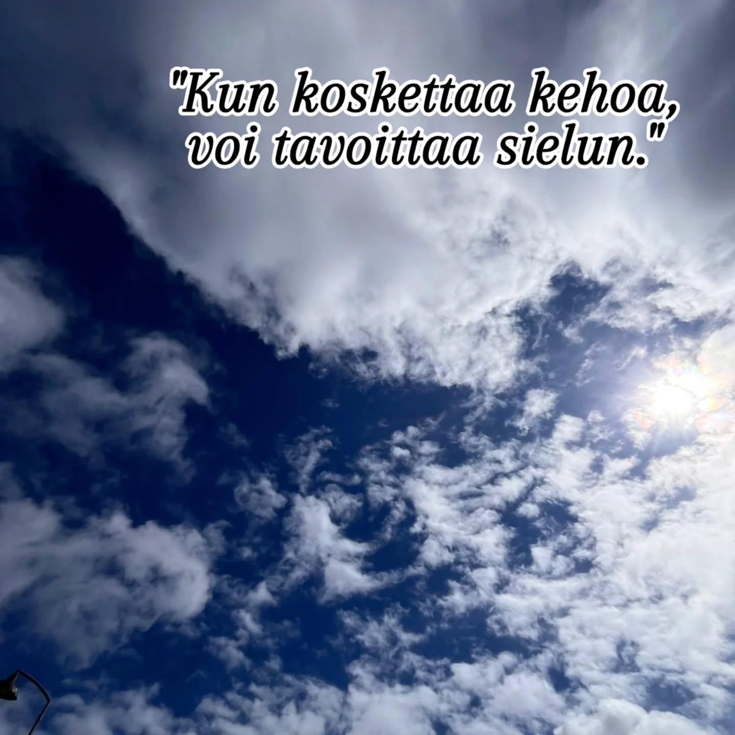 "Kun koskettaa kehoa, voi tavoittaa sielun", totesi Marion Rosen, näin vapaasti suomennettuna.

Rosen uskoi, että oikeanlainen kosketus voi olla yhteydessä sieluun saakka.

Kun Rosen puhui “kehon koskettamisesta”, hän tarkoitti hyvin tarkkaa, kuuntelevaa ja ei-pakottavaa läsnäoloa kehon kanssa.
 
Kun ihminen  tulee kohdatuksi turvallisesti ja hyväksyvästi — myös kehollisesti — hän voi alkaa hellittää sellaisista suojista, joita hän on kantanut ehkä vuosikymmeniä.

Ja silloin myös sielu, ihmisen syvin, autenttisin olemus, tulee näkyvämmäksi.
