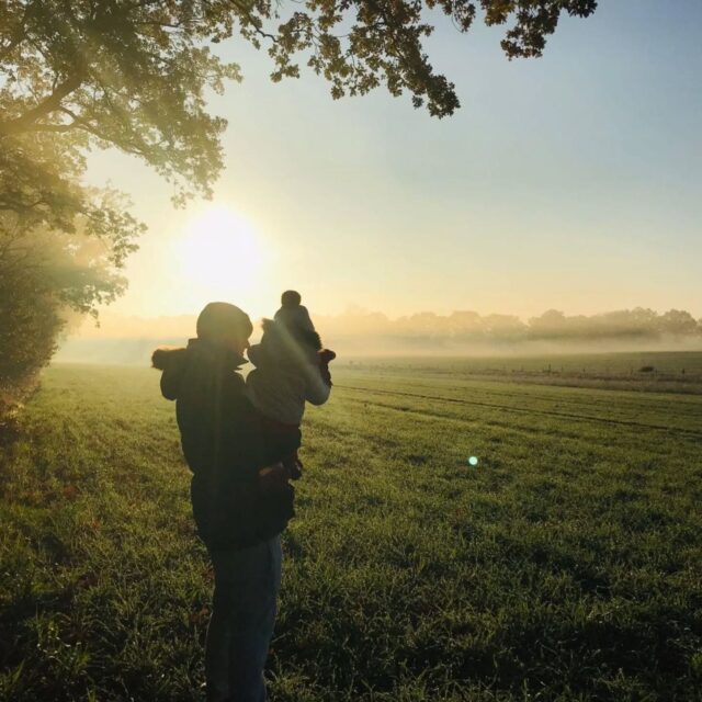 Me muokkaudumme elämänkokemustemme mukana.

Kehomme kirjaimellisesti muovautuu eletyn elämän myötä sellaisiin asentoihin, jotka heijastavat  sen hetkistä elämänasennettamme.

Usein asentomme kertoo myös sen, mitä emme pysty ilmaisemaan sanoilla.

Ajan myötä nuo asennot muuttuvat helposti rakenteiksi, joiden sisällä elämme, ja alamme helposti uskoa, että nämä rakenteet ovat se, kuka olemme. 

Kun pysähdymme tutkimaan kehon asentoja esimerkiksi Rosen-menetelmän avulla, myös vakiintuneet ajatuksemme, asenteemme ja uskomuksemme pääsevät tarkastelun alle.

Tällöin emme enää automaattisesti samaistu siihen, mitä meille on tapahtunut, vaan ymmärrämme, että olemme muutakin. Ymmärrämme, että se, miten maailmassa olemme, tai miten muut ihmiset meidät näkevät , ei ole sama asia, kuin se, mitä syvimmällä sisimmässämme olemme.