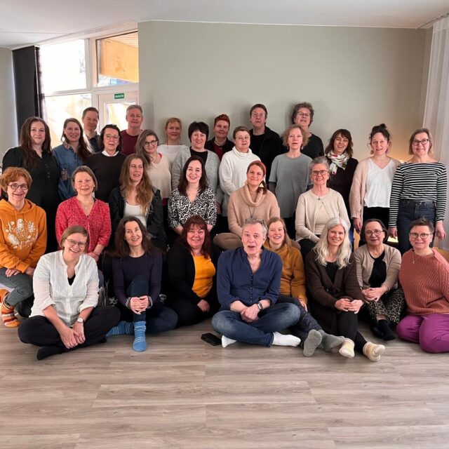 Viime lauantaina saimme jälleen nauttia huikeasta Rosen-täydennyskoulutuspäivästä Helsingissä. 💛

Isot kiitokset upeille kouluttajille Sami Mänty-Aholle ja Jarmo Nykyrille! 🫶

Samin kanssa pääsimme sukeltamaan transferenssin maailmaan, kävimme läpi sen eri muotoja ja terapeuttista tärkeyttä ihmisen kasvulle ja kehitykselle sekä miten suhtaudumme siihen terapeutteina, jotta olemme tietoisia sen vaikutuksista niin itsessämme kuin asiakkaamme toiminnassa. Ryhmissä pääsimme itse keskustelemaan ja reflektoimaan sekä jakamaan omia kokemuksiamme toistemme kanssa.

Jarmo puolestaan vei meidät äänen ja kehon väliseen kokemusmaailmaan. 
Hoitopöydillä pääsimme tutkimaan oman äänen vaikutusta kehoomme yhdistettynä toisen ihmisen tukeen ja läsnäoloon. Lopuksi halukkaat pääsivät piirin keskelle fiilistelemään ja kokemaan äänen värähtelyä, resonanssia omassa kehossaan muiden yhdessä synnyttäessä ääntä ympärillä.

#rosenterapia #rosenmenetelmä #rosenmetodi #rosenkehoterapia #kehoterapia #kehomieli #kehotietoisuus #suomenrosenterapeutitry #rosenterapeutti #rosenharjoitusjaksolainen